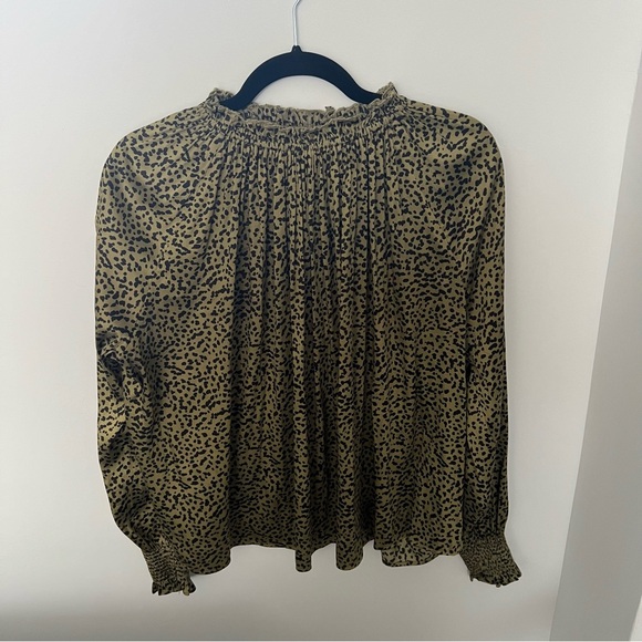 H&M sz 10 green and black subtle animal print blouse. Perfect for the office! - Picture 6 of 7